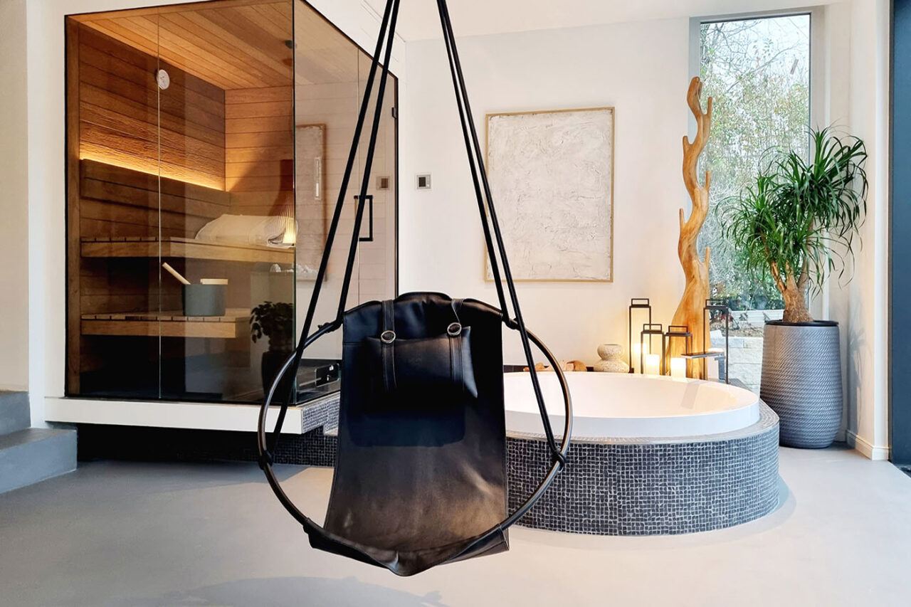 Design Ecksauna im modernen Bad 2 Design Ecksauna in Thermo Espenholz mit zweiseitige Verglasung und schwebenden Saunabänken. Modernes Bad in schwarz-weißer Gestaltung mit eingelassener Badewanne. Sauna nach Maß aus der corso sauna manufaktur.