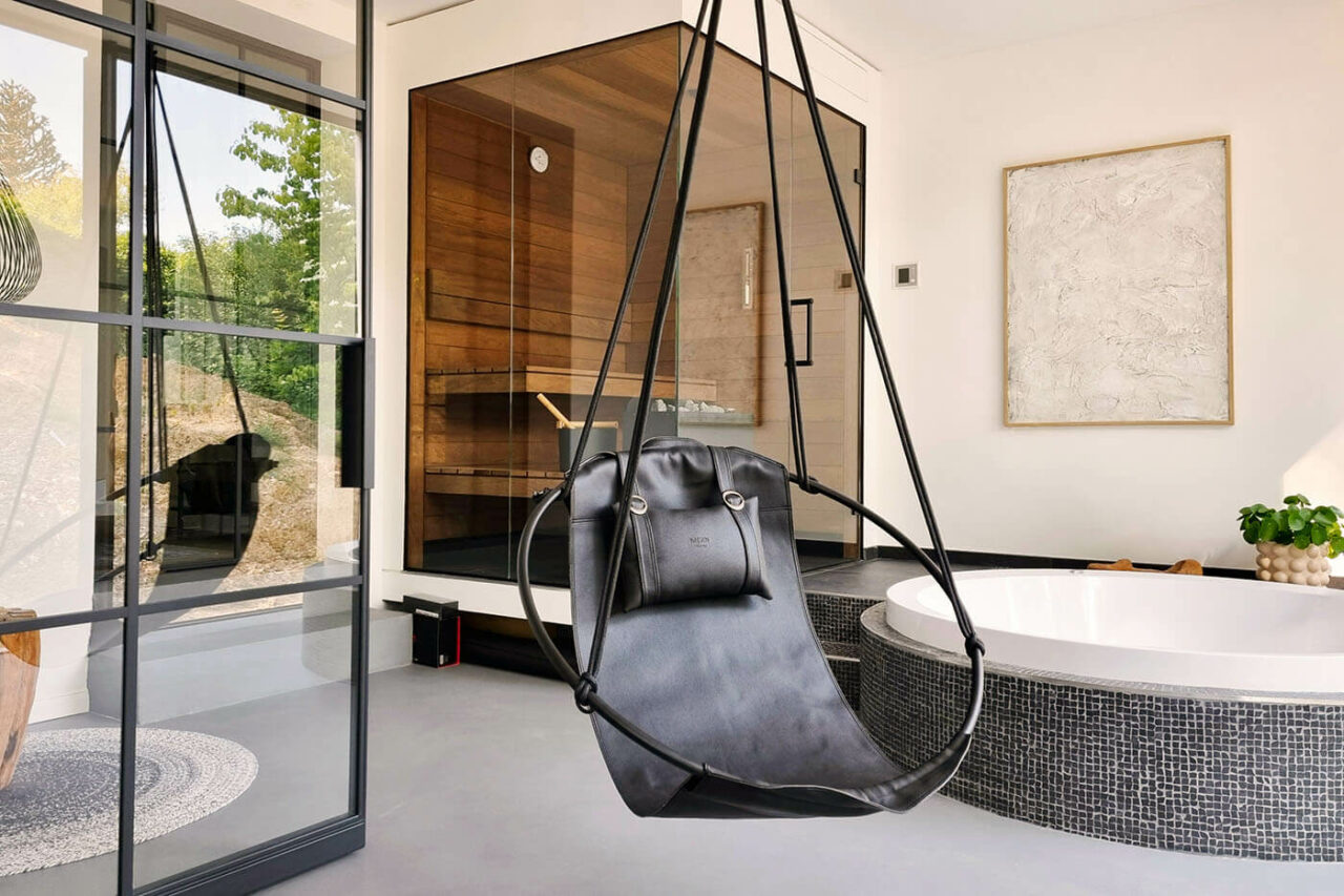 Saunabau Berlin | Nr. 1 für Sauna nach Maß 11 Design Ecksauna in Thermo Espenholz mit zweiseitige Verglasung und schwebenden Saunabänken. Modernes Bad in schwarz-weißer Gestaltung mit eingelassener Badewanne. Sauna nach Maß aus der corso sauna manufaktur.