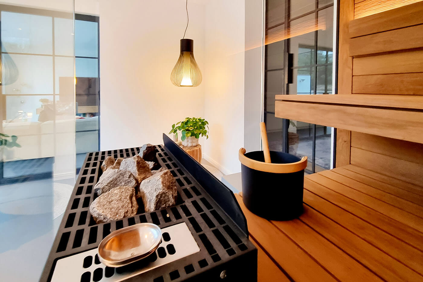 Design Ecksauna im modernen Bad 21 Design Ecksauna in Thermo Espenholz mit zweiseitige Verglasung und schwebenden Saunabänken. Modernes Bad in schwarz-weißer Gestaltung mit eingelassener Badewanne. Sauna nach Maß aus der corso sauna manufaktur.