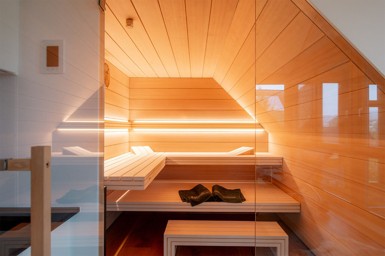 Hemlock Sauna in Dachschräge 33 Sauna nach Maß: Hemlock Sauna mit Dachschräge und großer Glasfront.