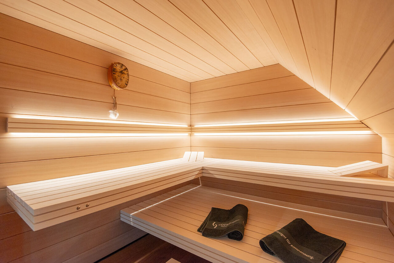Hemlock Sauna in Dachschräge 34 Sauna nach Maß: Hemlock Sauna mit Dachschräge und großer Glasfront.