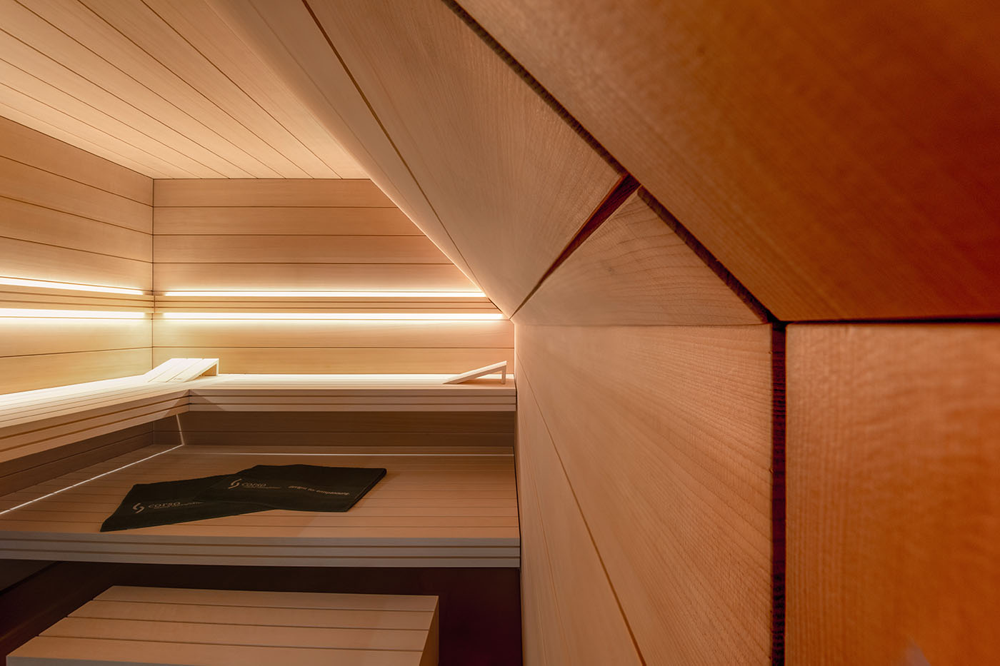 Saunaholz: Hemlock | gerade Kante 12 Dachschraege Sauna Glasfront Hemlock 3 | corso saunamanufaktur