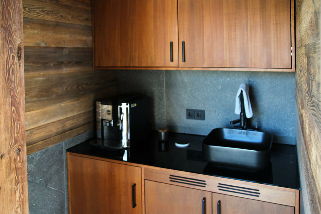 Pool house sur mesure avec façade vitrée 207 Kaffeeküche im maßgefertigten Poohaus.