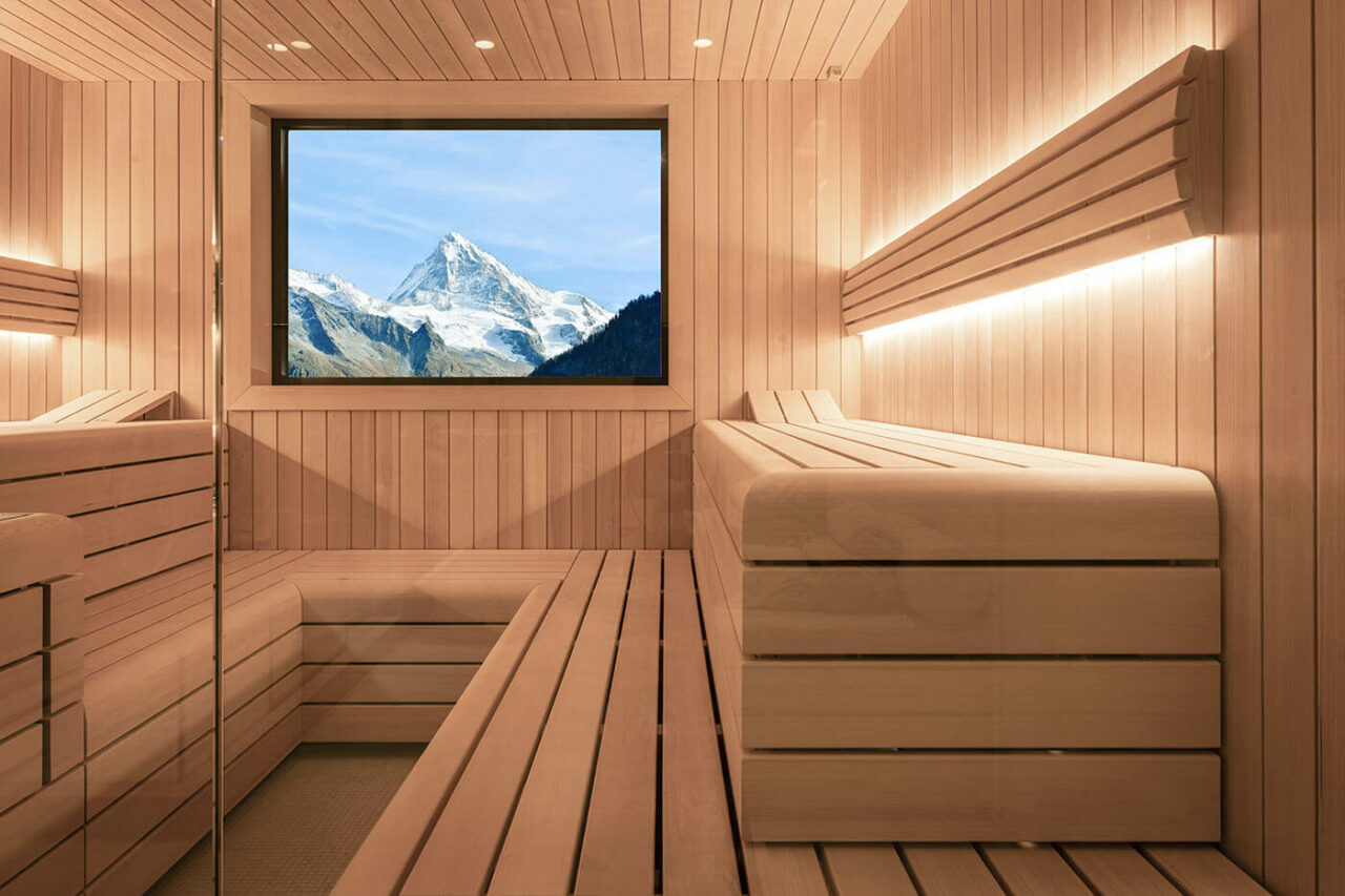 Sauna Erfahrungen: Zufriedene Kunden 6 Design Sauna mit Außenfenster. Sauna nach Maß: Moderne Sauna mit Glasfront in hellem Hemlock Holz.