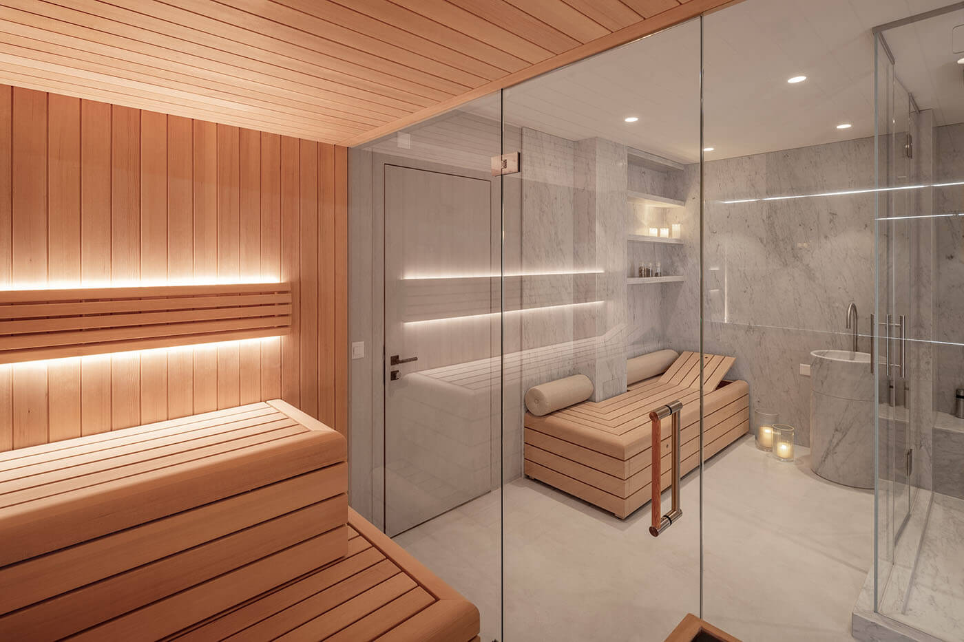 Design Sauna mit Außenfenster 30 Design Sauna mit Außenfenster. Sauna nach Maß: Moderne Sauna mit Glasfront in hellem Hemlock Holz.