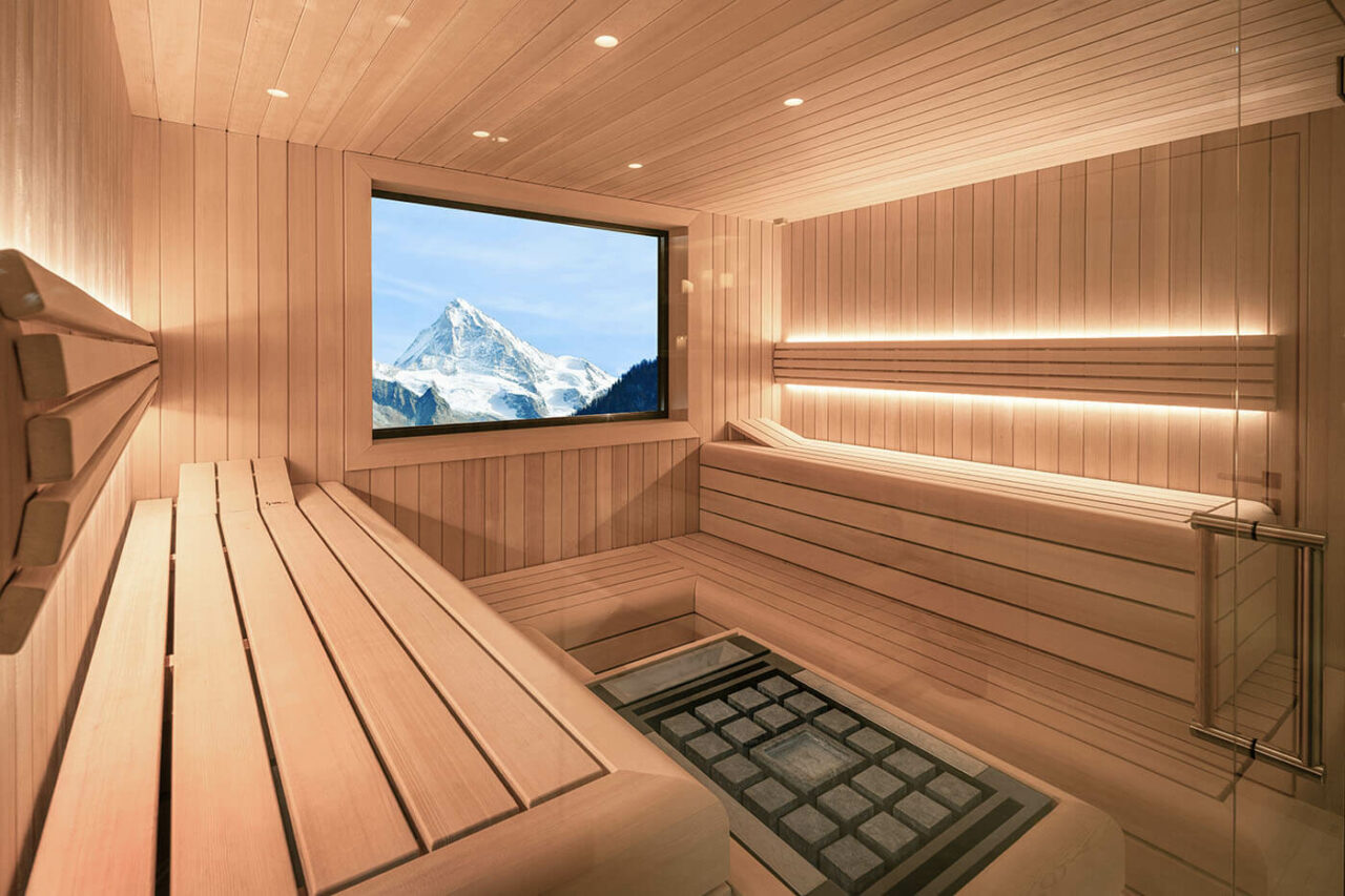 Sauna avec fenêtre extérieure 167 Design Sauna mit Außenfenster. Sauna nach Maß: Moderne Sauna mit Glasfront in hellem Hemlock Holz.
