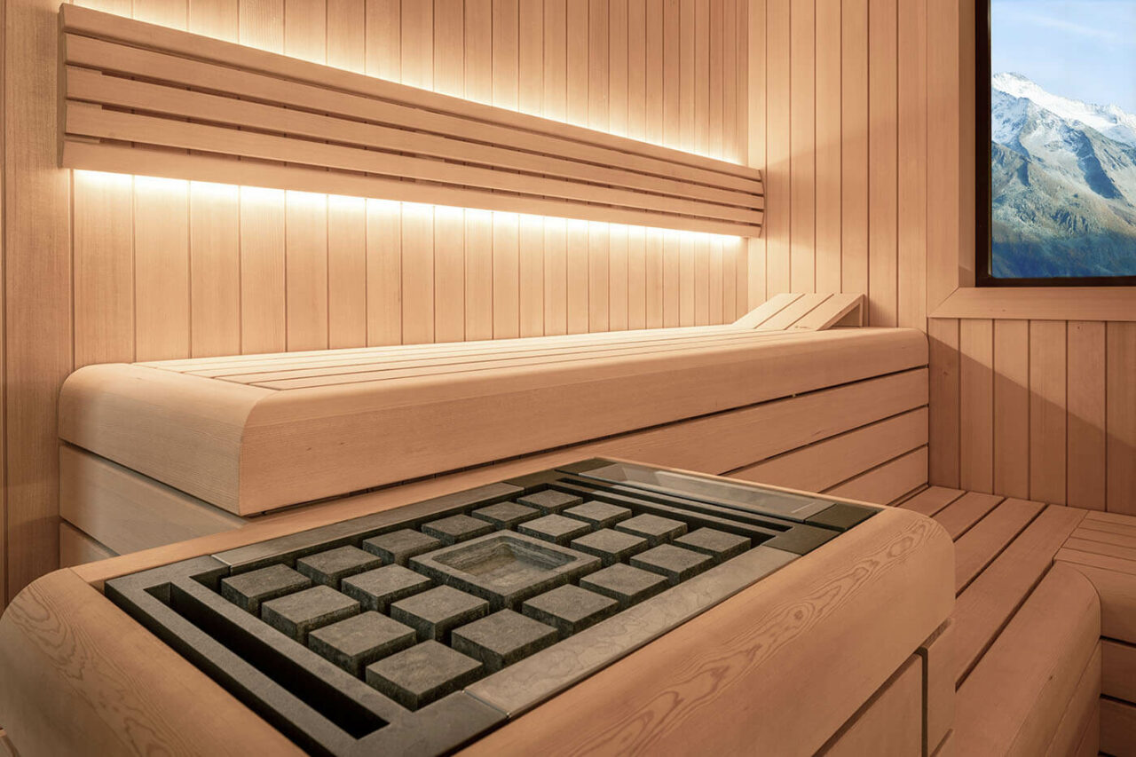 Design Sauna mit Außenfenster 8 Design Sauna mit Außenfenster. Sauna nach Maß: Moderne Sauna mit Glasfront in hellem Hemlock Holz.