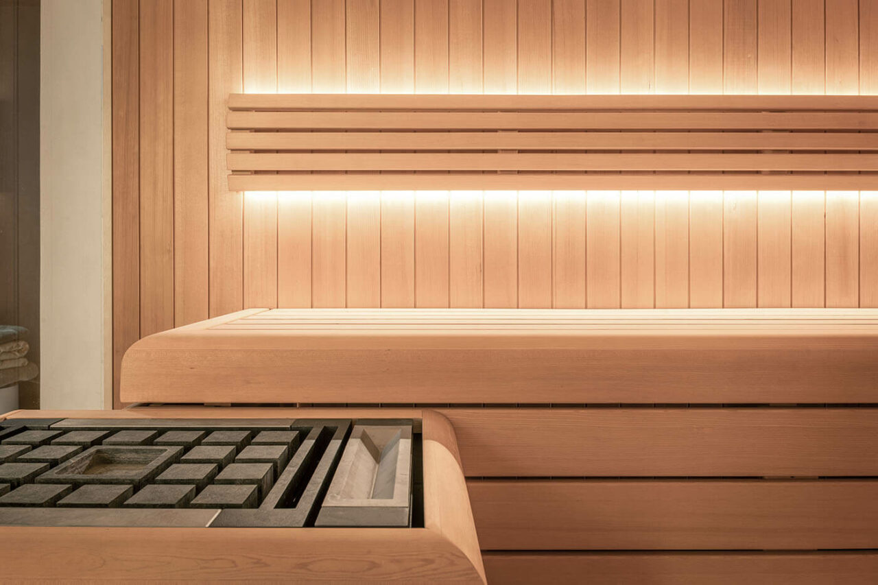 Sauna avec fenêtre extérieure 165 Design Sauna mit Außenfenster. Sauna nach Maß: Moderne Sauna mit Glasfront in hellem Hemlock Holz.