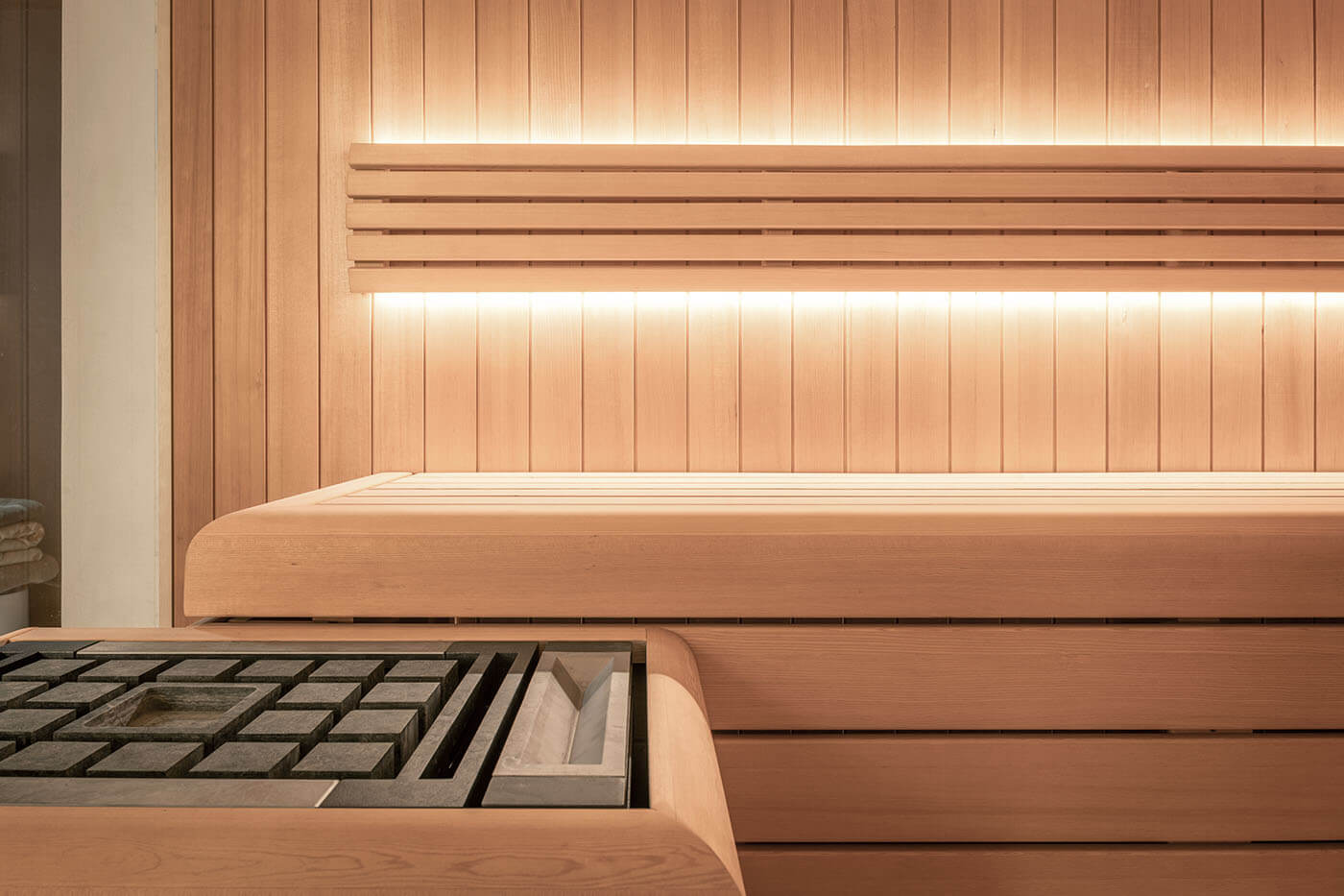 Saunaholz: Hemlock | gerade Kante 3 Design Sauna mit Außenfenster. Sauna nach Maß: Moderne Sauna mit Glasfront in hellem Hemlock Holz.