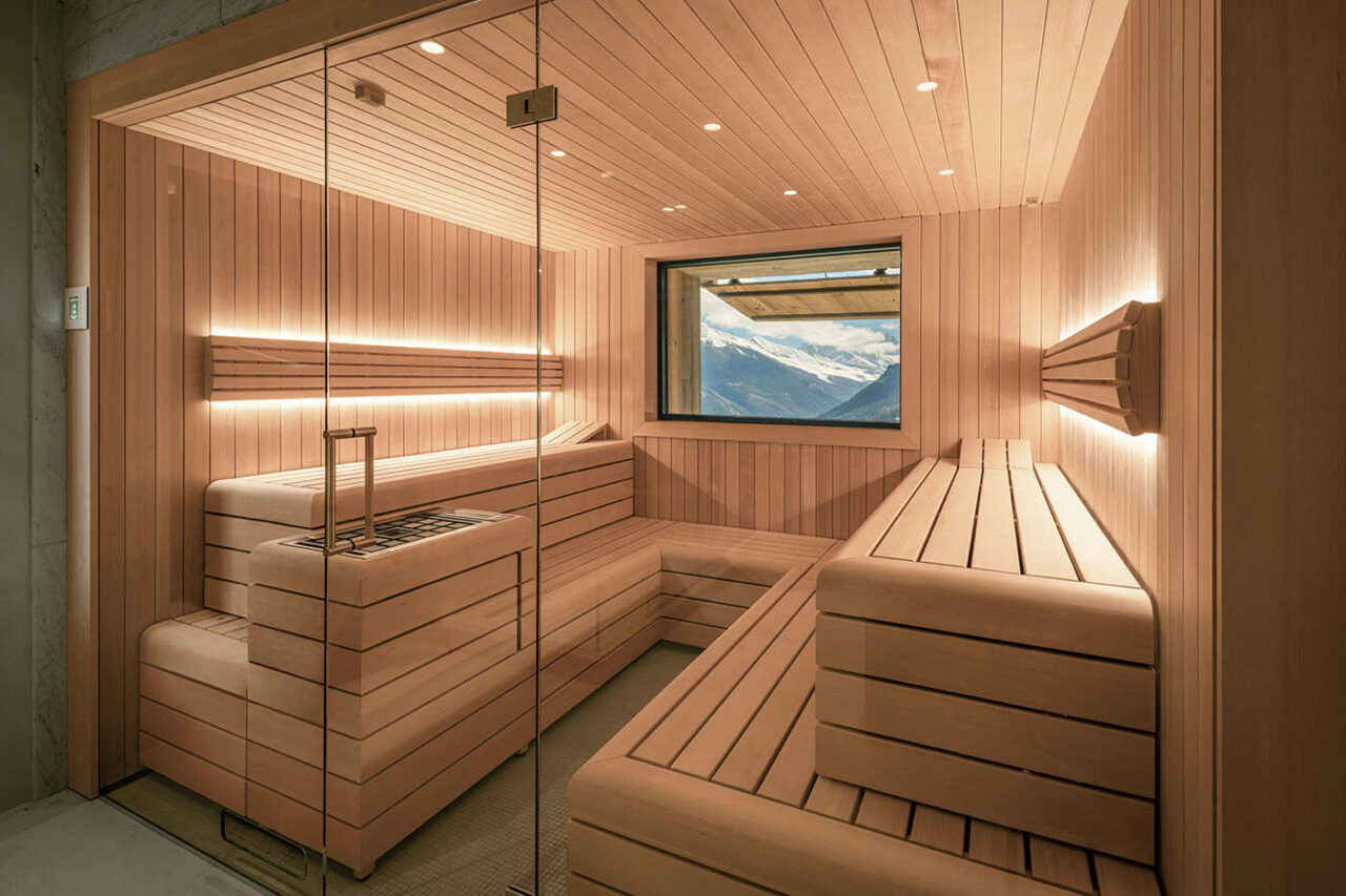 Design Sauna mit Außenfenster 11 Design Sauna mit Außenfenster. Sauna nach Maß: Moderne Sauna mit Glasfront in hellem Hemlock Holz.