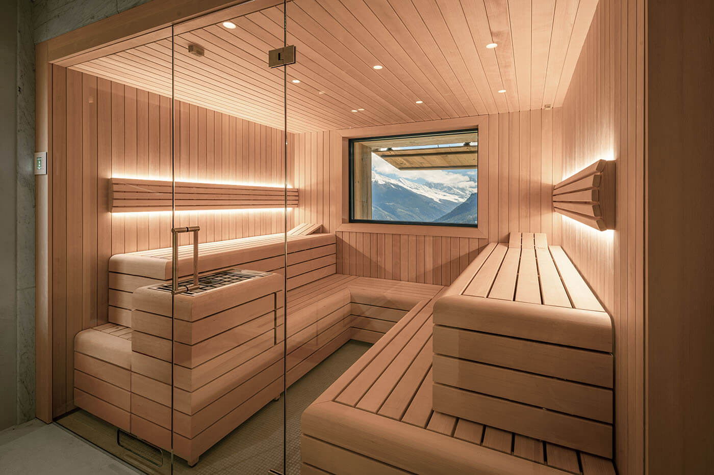 Design Sauna mit Außenfenster 23 Design Sauna mit Außenfenster. Sauna nach Maß: Moderne Sauna mit Glasfront in hellem Hemlock Holz.