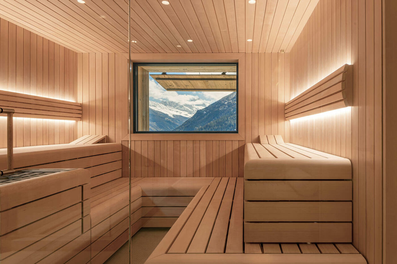 Sauna avec fenêtre extérieure 171 Design Sauna mit Außenfenster. Sauna nach Maß: Moderne Sauna mit Glasfront in hellem Hemlock Holz.