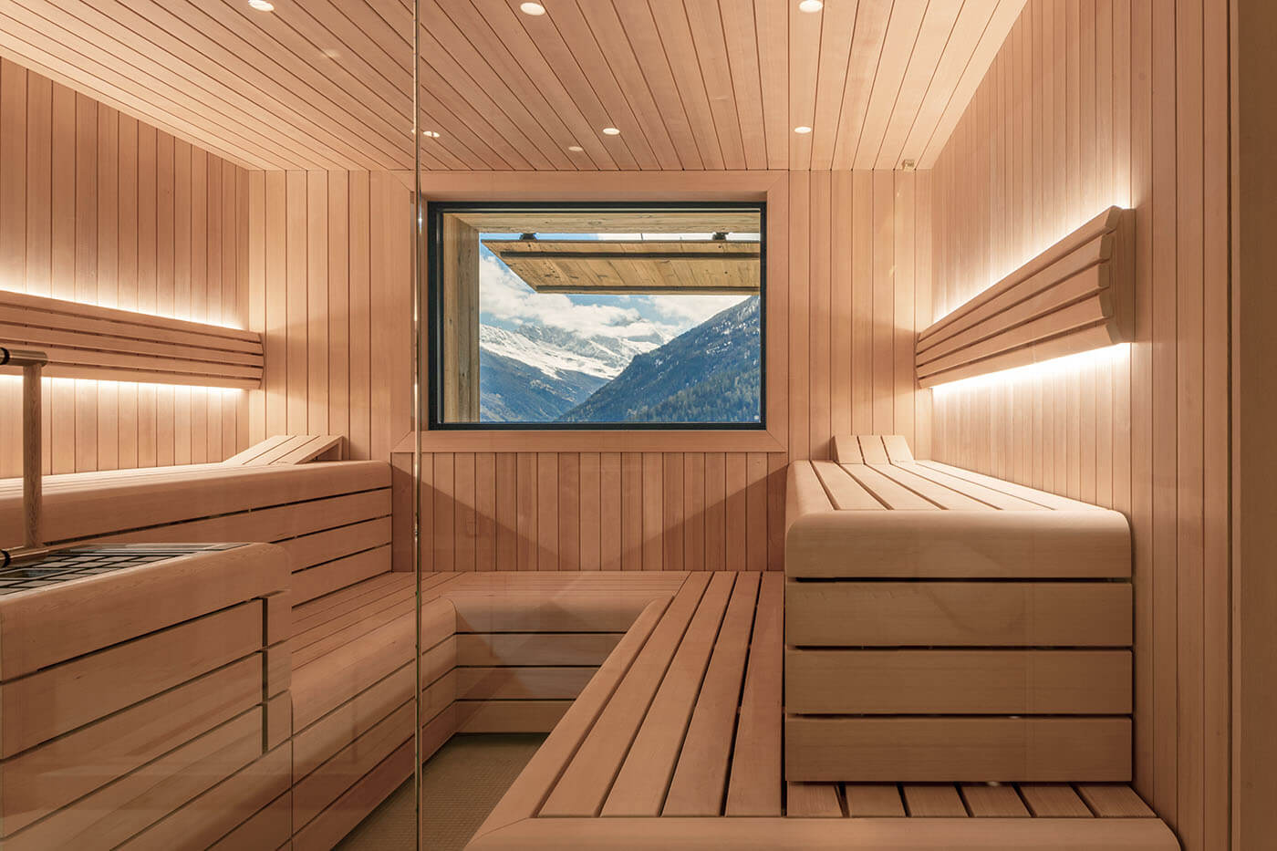 Sauna avec fenêtre extérieure 198 Design Sauna mit Außenfenster. Sauna nach Maß: Moderne Sauna mit Glasfront in hellem Hemlock Holz.