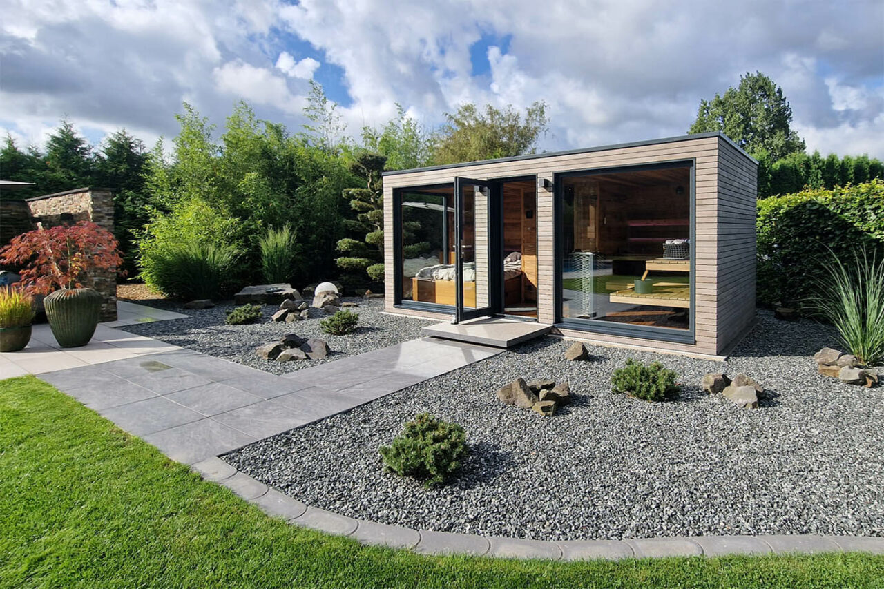 Gartensauna nach Maß mit Glasfront 156 Moderne Gartensauna nach Maß: Maßanfertigung mit Altholzsauna, Dusche und Ruheraum. Große Glasfront. Außenverkleidung in Rhombus Profilholz. Direkt vom Hersteller: corso sauna manufaktur