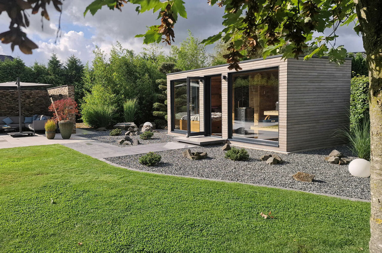 Gartensauna 23 Moderne Gartensauna nach Maß: Maßanfertigung mit Altholzsauna, Dusche und Ruheraum. Große Glasfront. Außenverkleidung in Rhombus Profilholz. Direkt vom Hersteller: corso sauna manufaktur