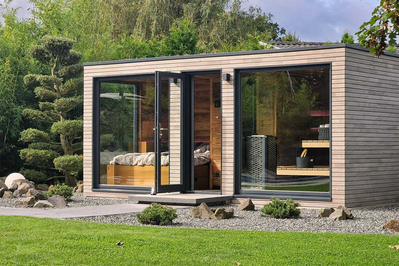 Sauna Ideen für Zuhause | 20 Top Projekte 21 Moderne Gartensauna nach Maß: Maßanfertigung mit Altholzsauna, Dusche und Ruheraum. Große Glasfront. Außenverkleidung in Rhombus Profilholz. Direkt vom Hersteller: corso sauna manufaktur