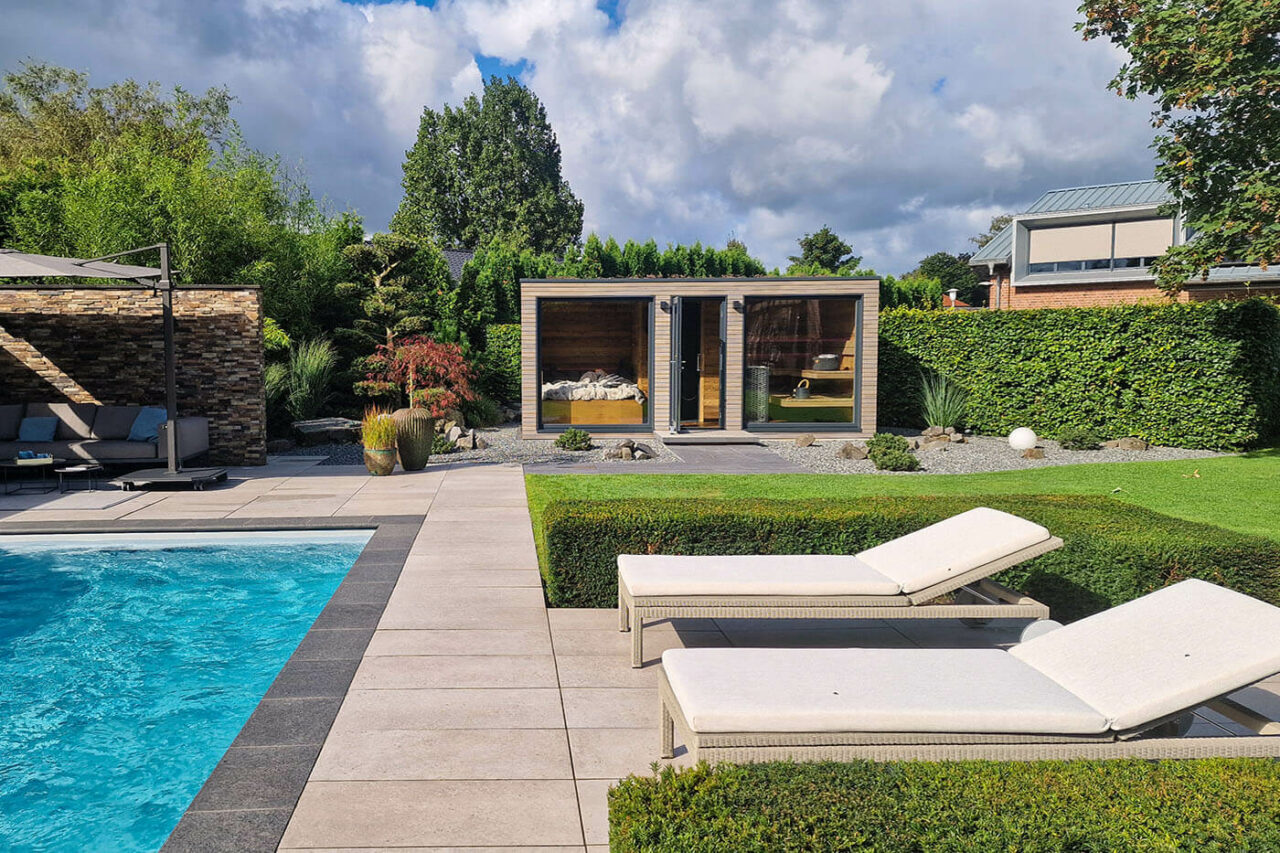 Gartensauna nach Maß mit Glasfront 154 Moderne Gartensauna nach Maß: Maßanfertigung mit Altholzsauna, Dusche und Ruheraum. Große Glasfront. Außenverkleidung in Rhombus Profilholz. Direkt vom Hersteller: corso sauna manufaktur