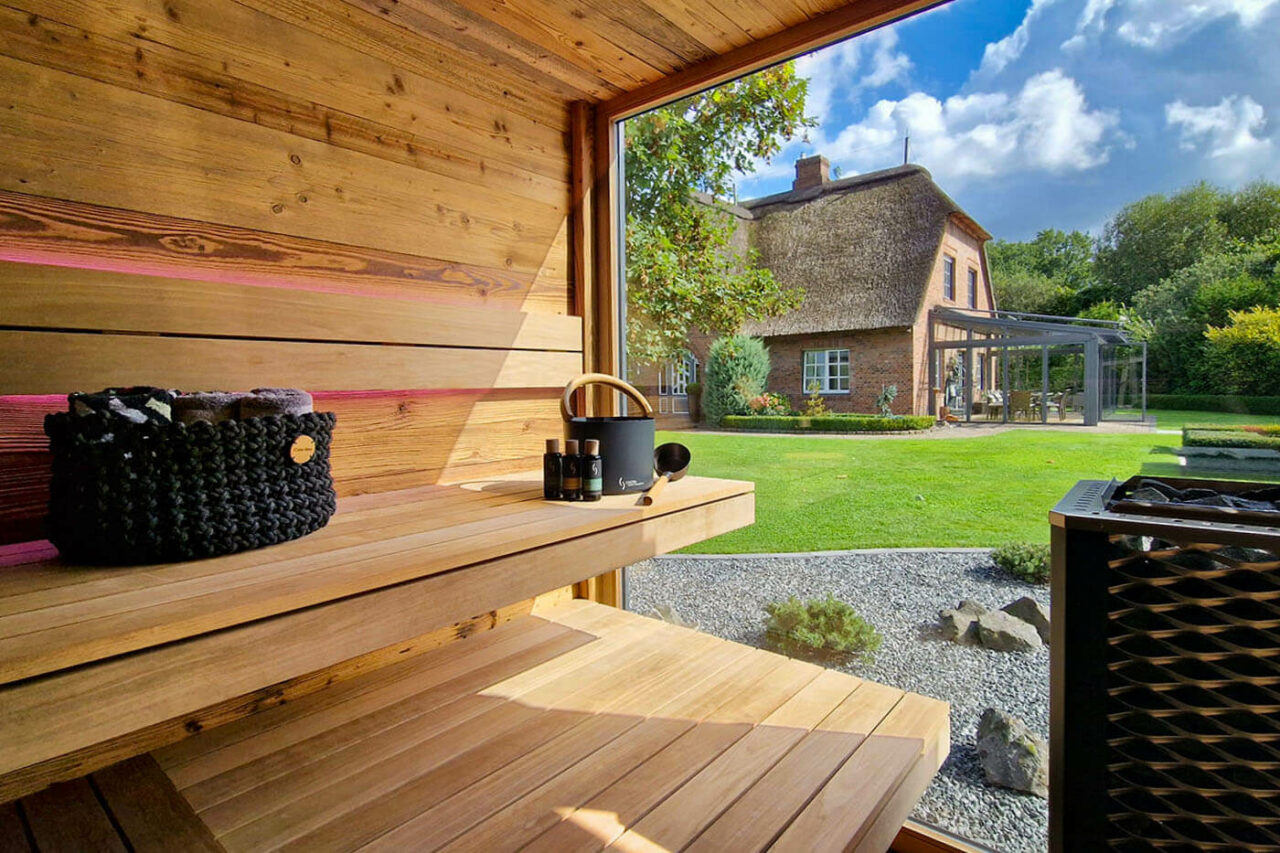 Gartensauna nach Maß mit Glasfront 150 Moderne Gartensauna nach Maß: Maßanfertigung mit Altholzsauna, Dusche und Ruheraum. Große Glasfront. Außenverkleidung in Rhombus Profilholz. Direkt vom Hersteller: corso sauna manufaktur