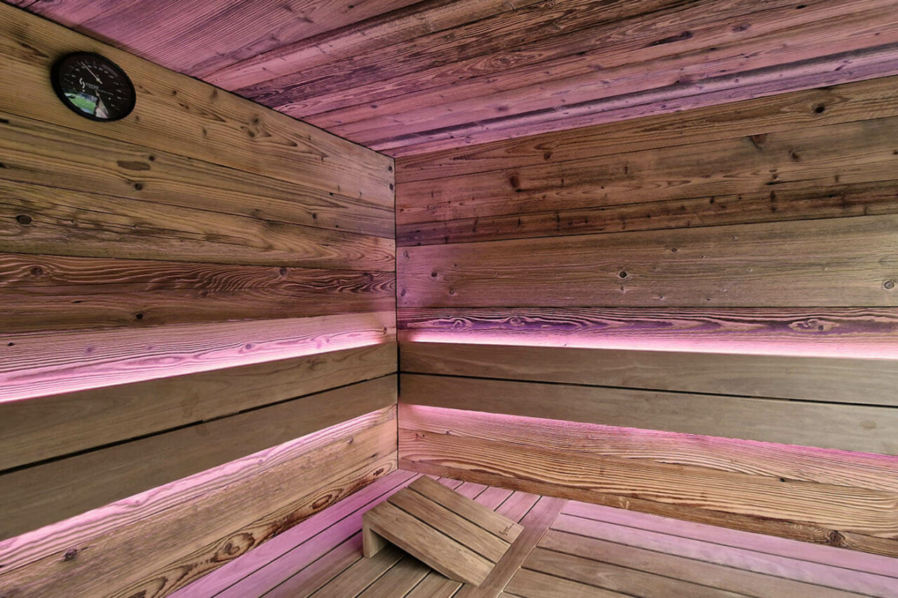 Gartensauna nach Maß mit Glasfront 160 Moderne Gartensauna nach Maß: Maßanfertigung mit Altholzsauna, Dusche und Ruheraum. Große Glasfront. Außenverkleidung in Rhombus Profilholz. Direkt vom Hersteller: corso sauna manufaktur