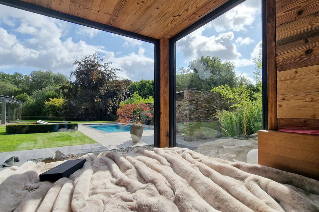 Gartensauna nach Maß mit Glasfront 153 Moderne Gartensauna nach Maß: Maßanfertigung mit Altholzsauna, Dusche und Ruheraum. Große Glasfront. Außenverkleidung in Rhombus Profilholz. Direkt vom Hersteller: corso sauna manufaktur