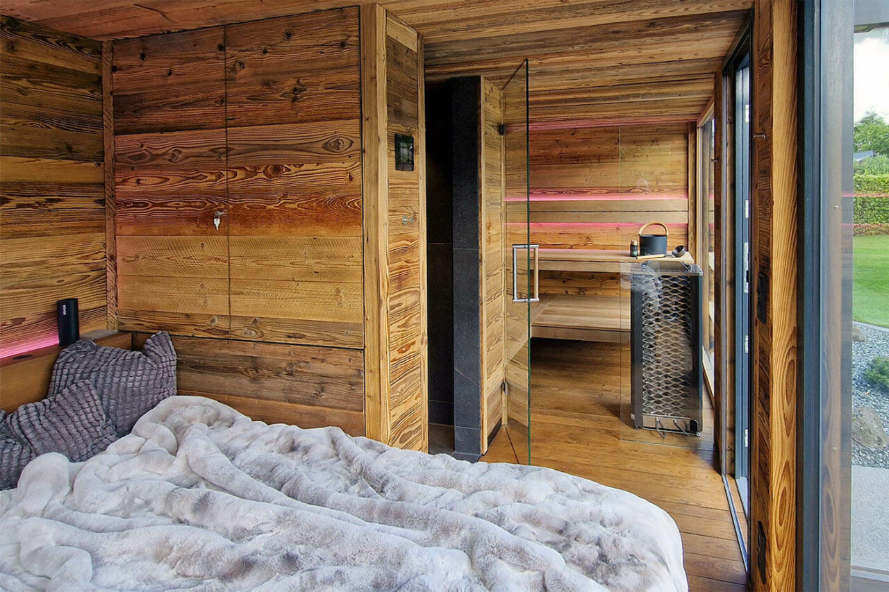 Gartensauna nach Maß mit Glasfront 158 Moderne Gartensauna nach Maß: Maßanfertigung mit Altholzsauna, Dusche und Ruheraum. Große Glasfront. Außenverkleidung in Rhombus Profilholz. Direkt vom Hersteller: corso sauna manufaktur