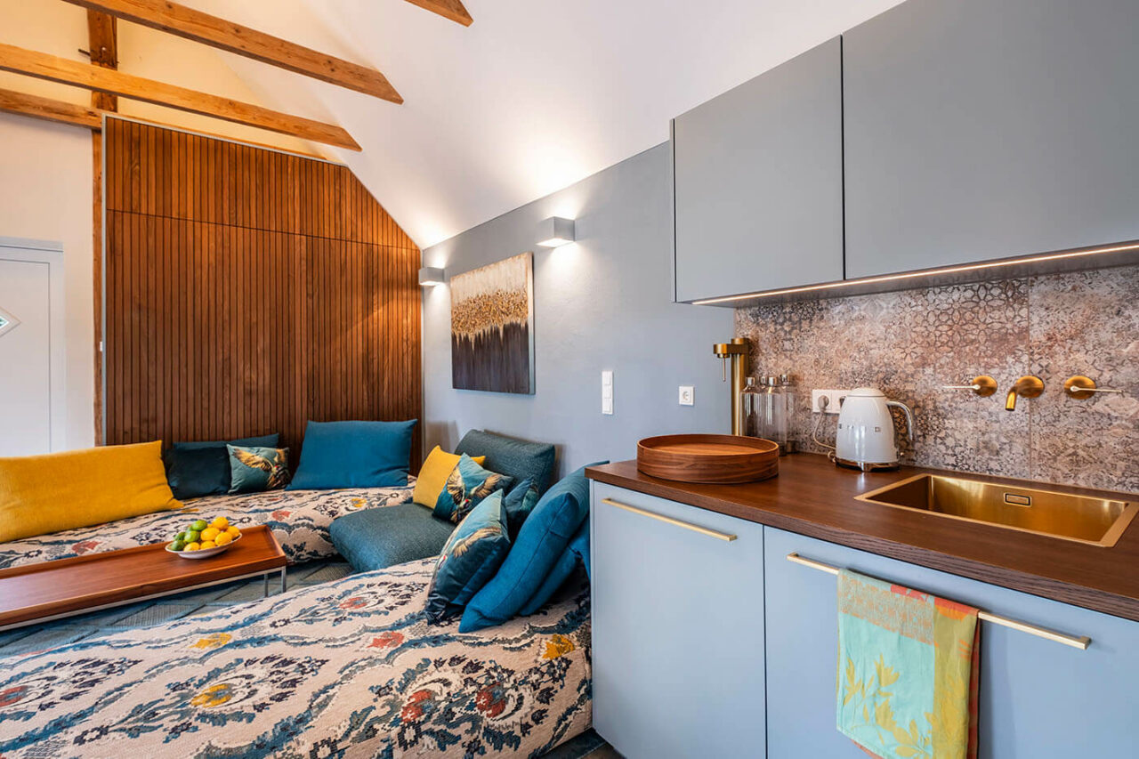 Sauna als Urlaubsinsel 121 Der Ruheraum neben der Sauna wurde mit bullfrog Mobiliar gestaltet.