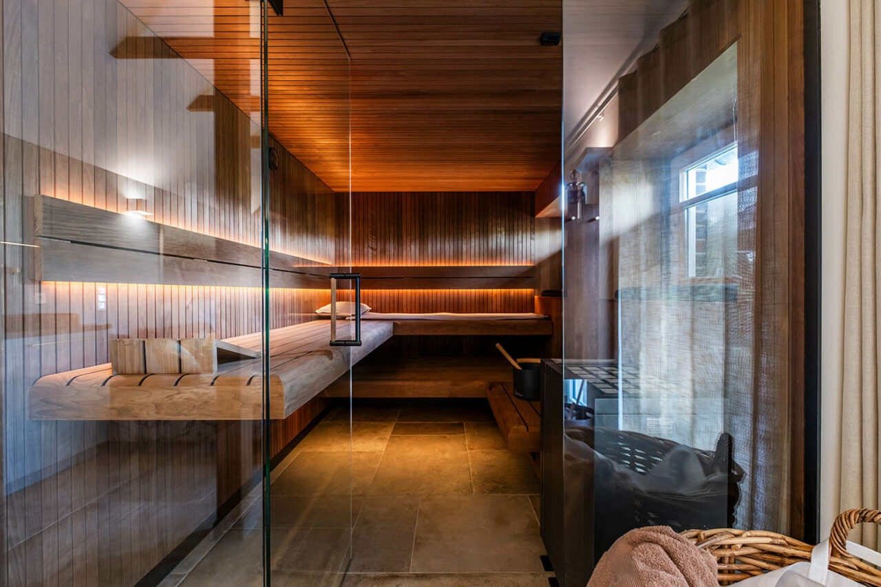 Sauna als Urlaubsinsel 126 Sauna als Urlaubsinsel: Sauna mit Glasfront in Stäbchendesign. Direkt vom Saunahersteller. Maßanfertigung in eigener Manufaktur.
