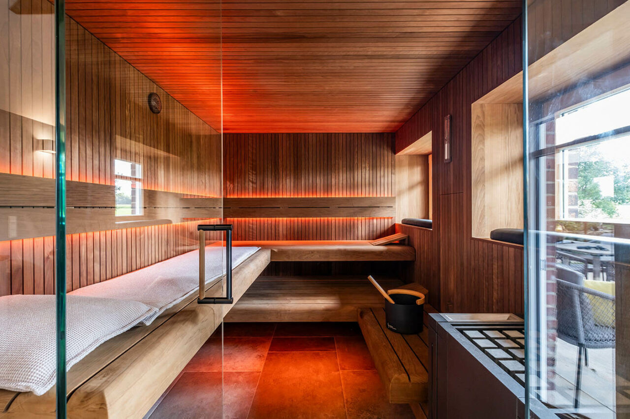 Service + FAQ Saunatechnik 2 Sauna als Urlaubsinsel: Sauna mit Glasfront in Stäbchendesign. Direkt vom Saunahersteller. Maßanfertigung in eigener Manufaktur.