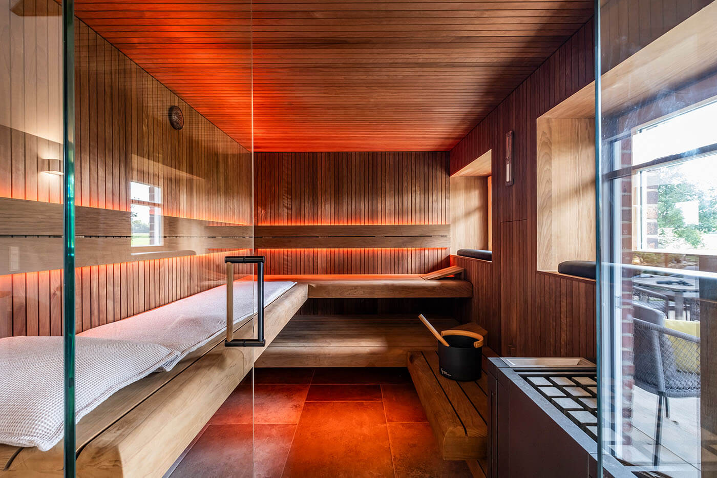 Sauna als Urlaubsinsel: Sauna mit Glasfront in Stäbchendesign. Direkt vom Saunahersteller. Maßanfertigung in eigener Manufaktur.