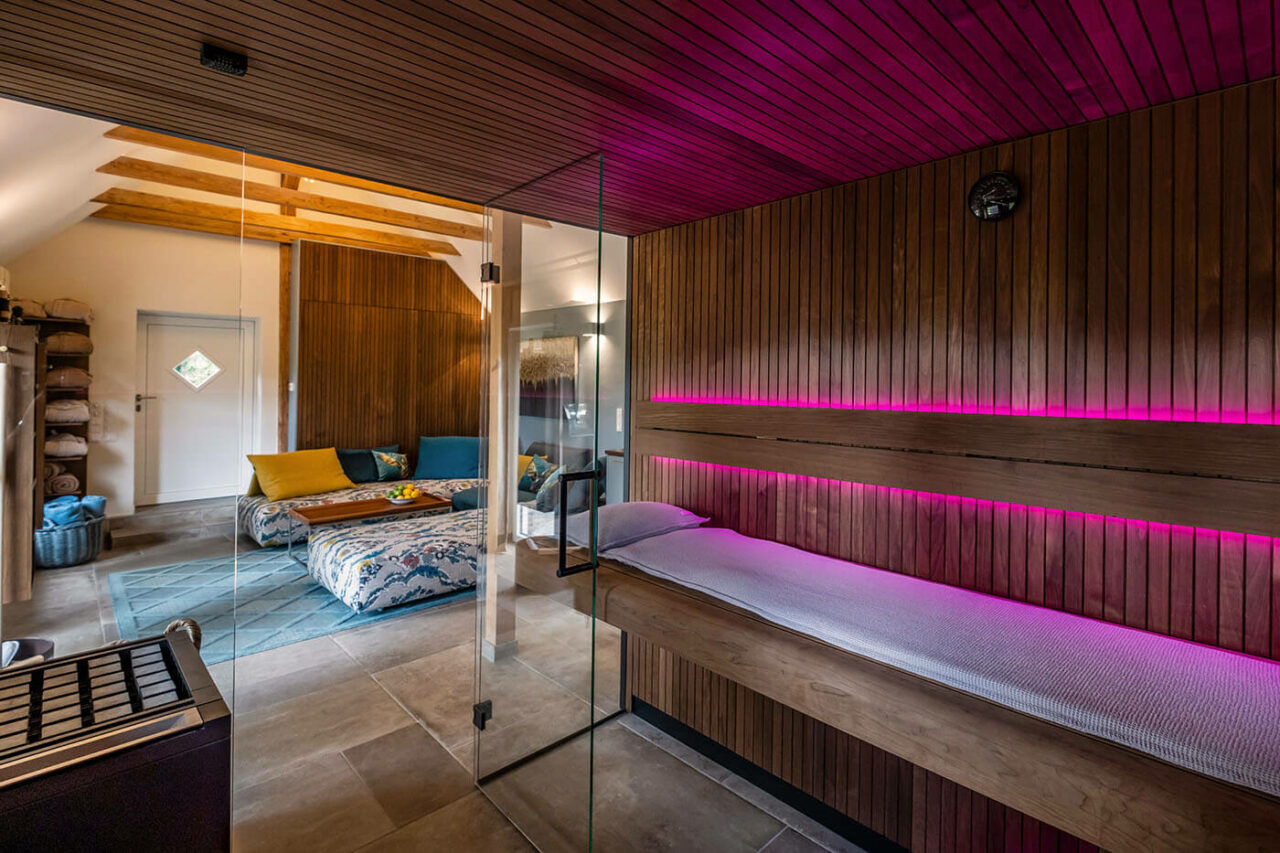 Sauna als Urlaubsinsel 120 Sauna als Urlaubsinsel: Sauna mit Glasfront in Stäbchendesign. Direkt vom Saunahersteller. Maßanfertigung in eigener Manufaktur.