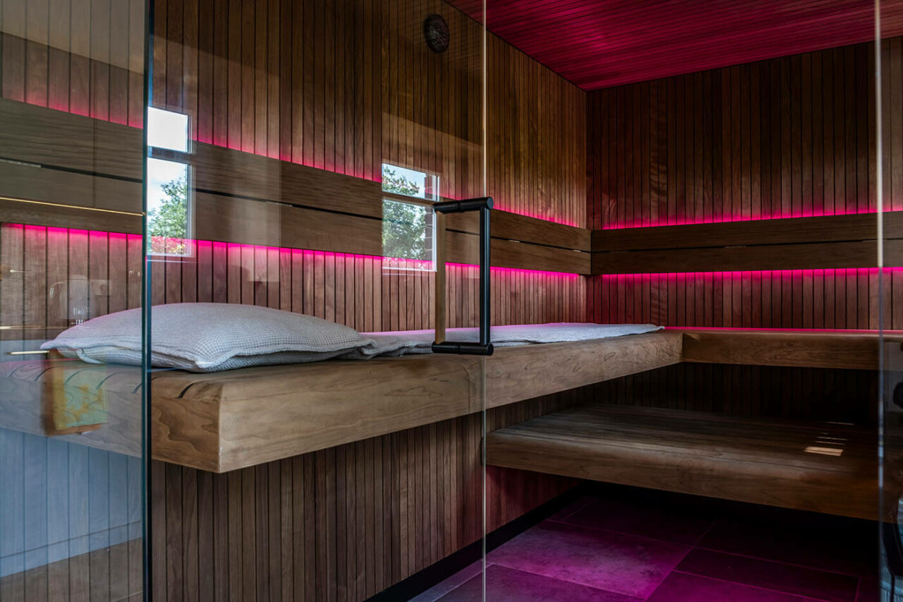 Sauna als Urlaubsinsel 125 Sauna als Urlaubsinsel: Sauna mit Glasfront in Stäbchendesign. Direkt vom Saunahersteller. Maßanfertigung in eigener Manufaktur.