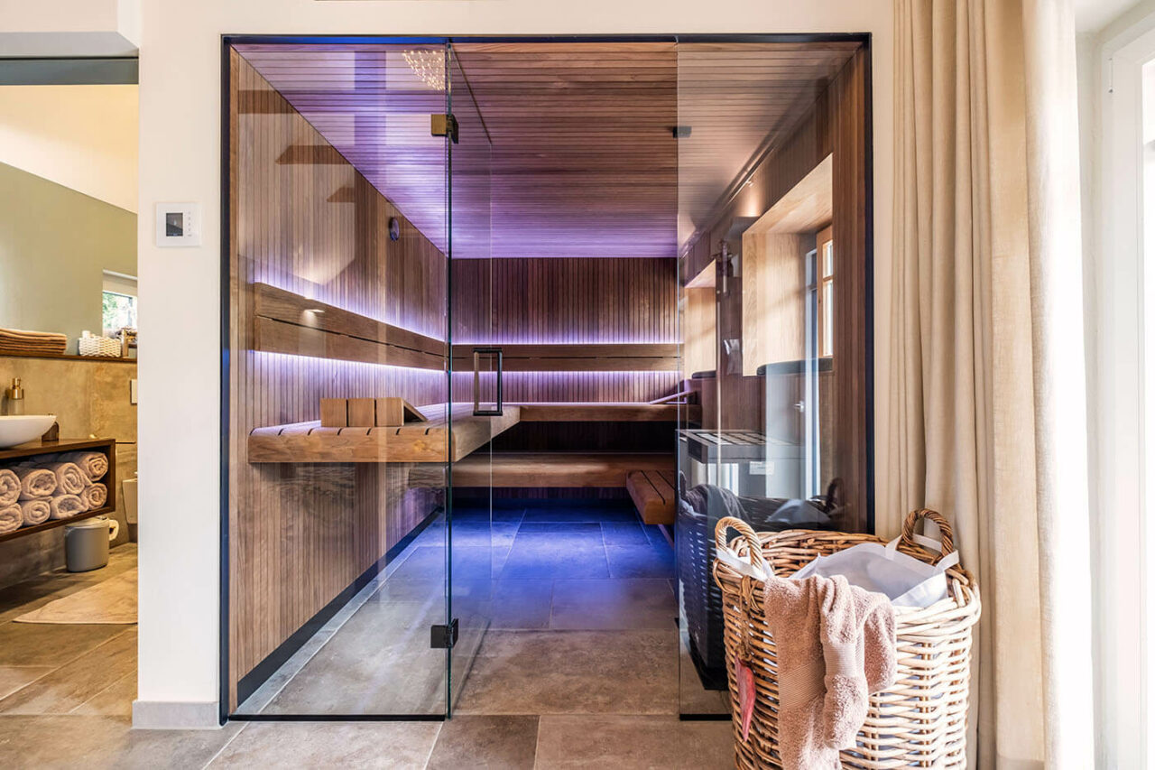 Sauna als Urlaubsinsel 122 Sauna als Urlaubsinsel: Sauna mit Glasfront in Stäbchendesign. Direkt vom Saunahersteller. Maßanfertigung in eigener Manufaktur.