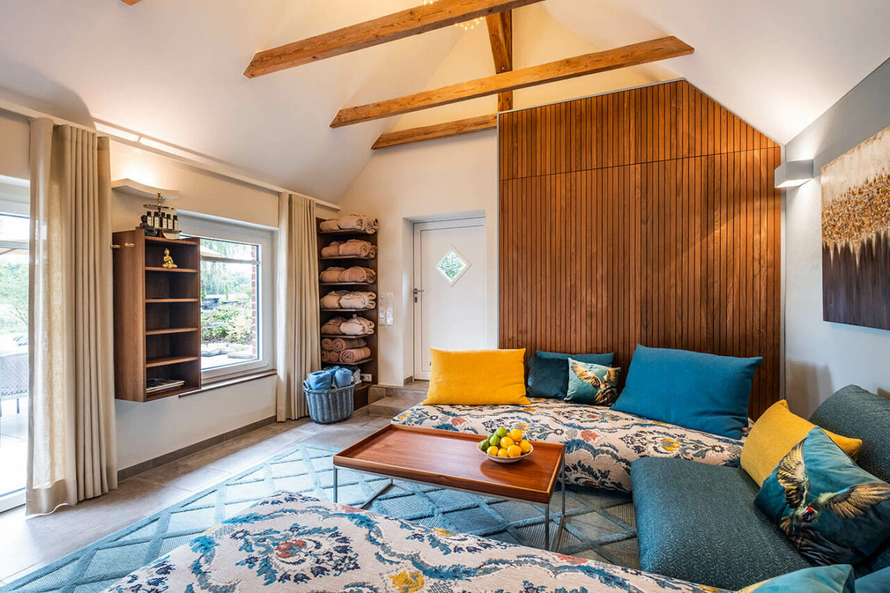 Sauna als Urlaubsinsel 127 Der Ruheraum neben der Sauna wurde mit bullfrog Mobiliar gestaltet.