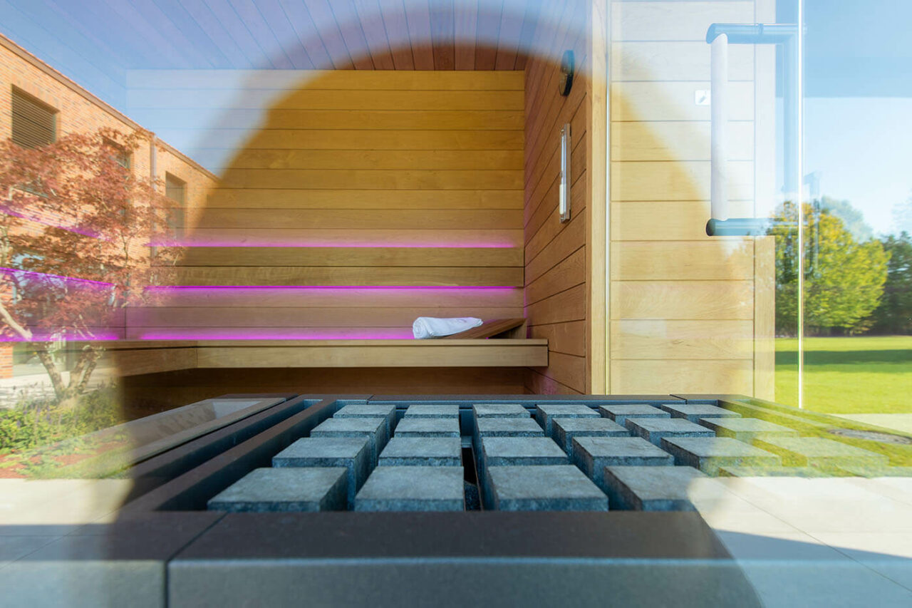 Außensauna XXL 79 Außensauna XXL: Wellness komplett unter einem Dach mit Sauna, Dusche/WC und Ruheraum. Maßanfertigung.