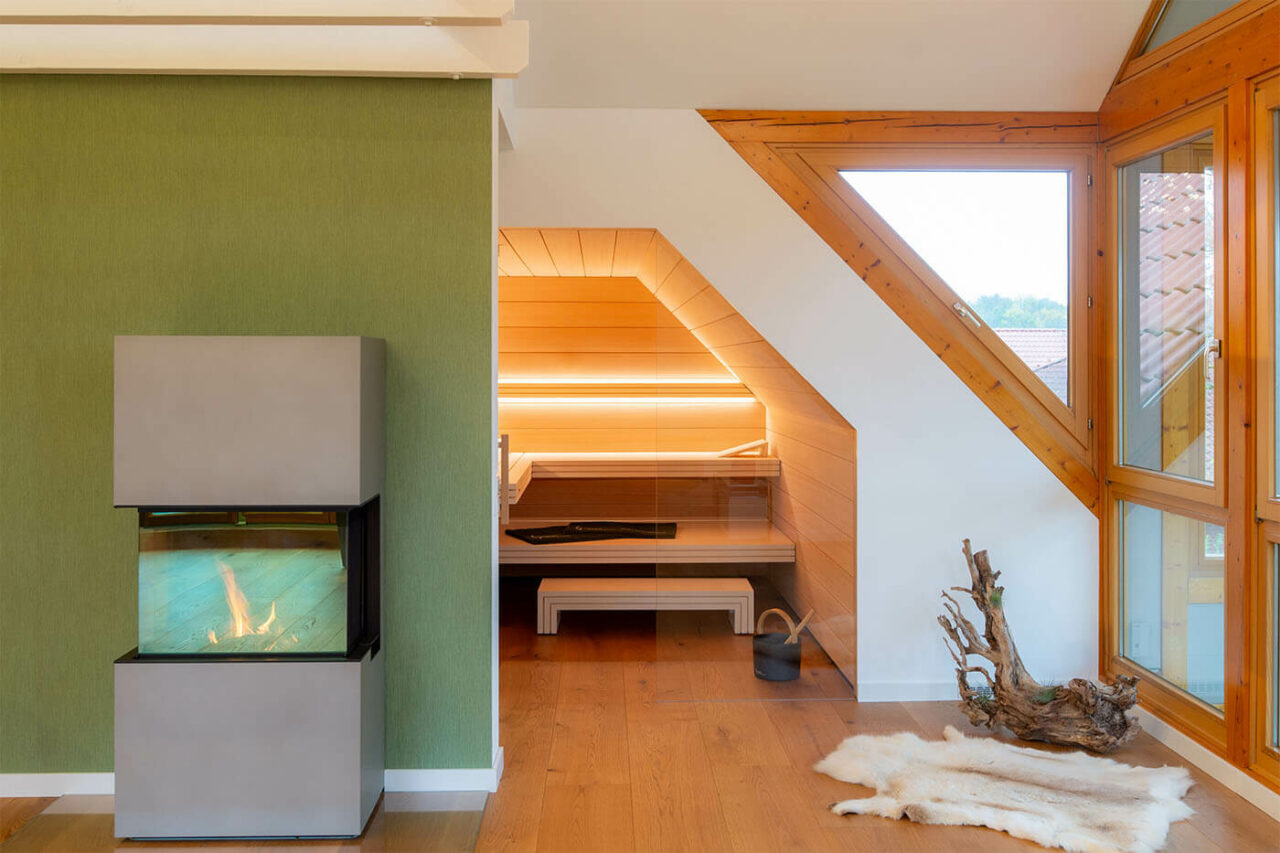 Hemlock Sauna in Dachschräge 36 Sauna nach Maß: Hemlock Sauna mit Dachschräge und großer Glasfront.