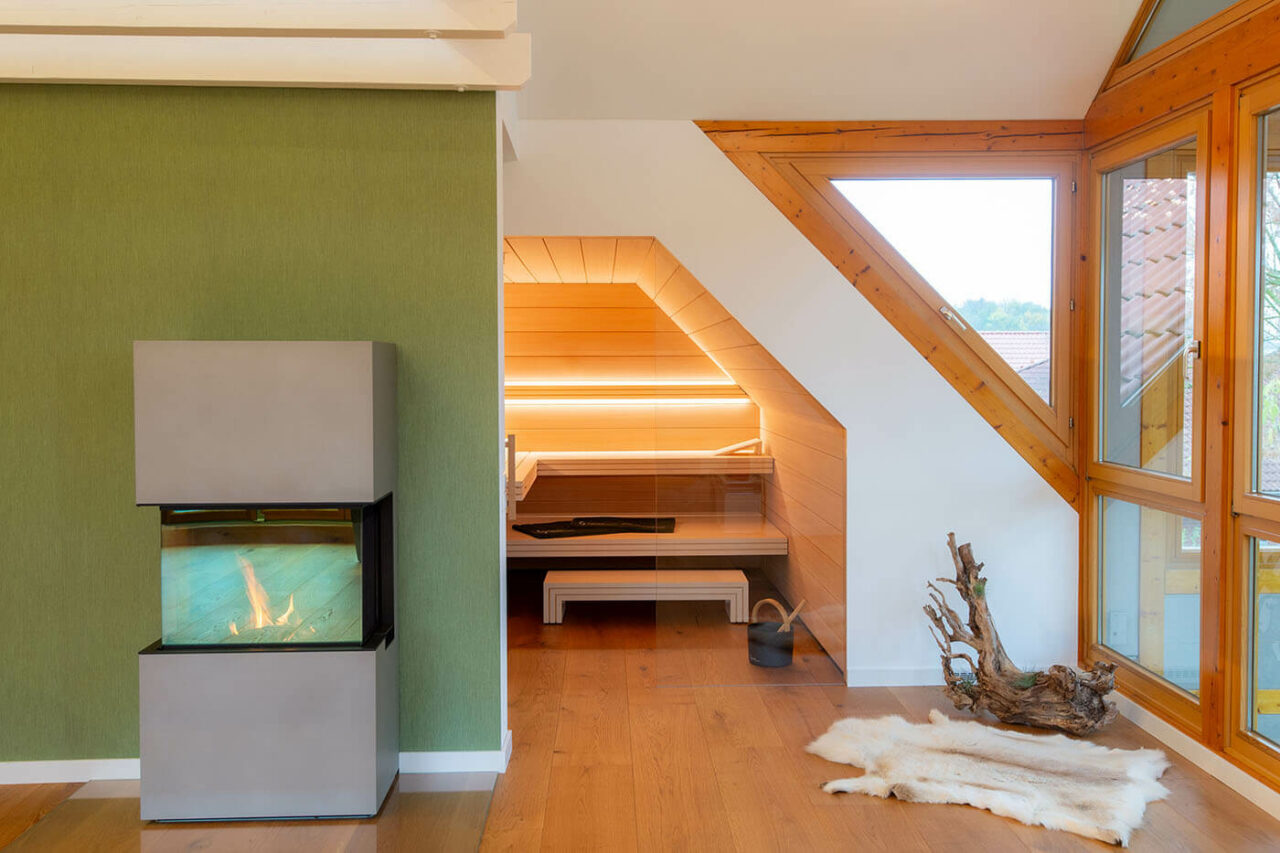 Hemlock Sauna in Dachschräge 39 Sauna nach Maß: Hemlock Sauna mit Dachschräge und großer Glasfront.