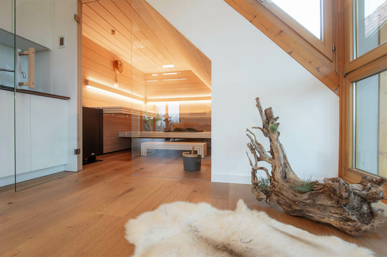 Hemlock Sauna in Dachschräge 38 Sauna nach Maß: Hemlock Sauna mit Dachschräge und großer Glasfront.