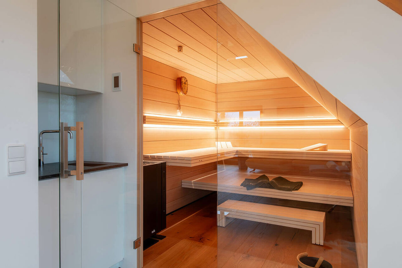 Sauna mit Dachschräge 11 Sauna nach Maß: Hemlock Sauna mit Dachschräge und großer Glasfront.