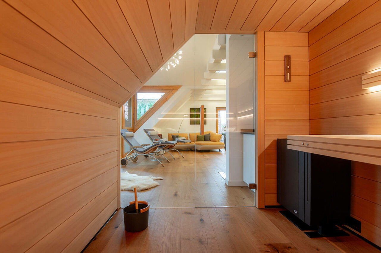 Hemlock Sauna in Dachschräge 37 Sauna nach Maß: Hemlock Sauna mit Dachschräge und großer Glasfront.