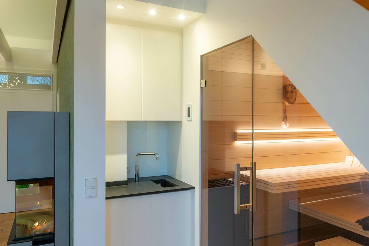 Hemlock Sauna in Dachschräge 41 Sauna nach Maß: Hemlock Sauna mit Dachschräge und großer Glasfront.