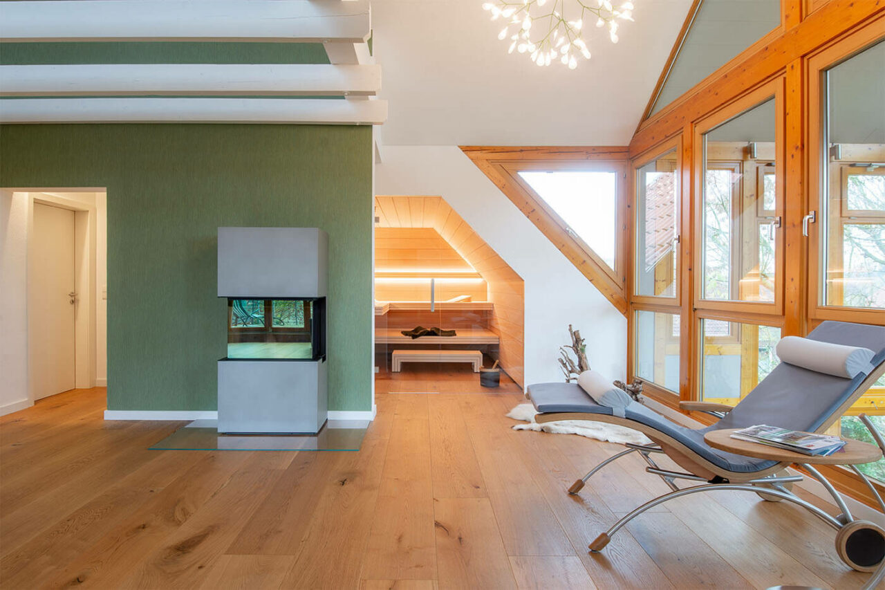 Hemlock Sauna in Dachschräge 42 Sauna nach Maß: Hemlock Sauna mit Dachschräge und großer Glasfront.