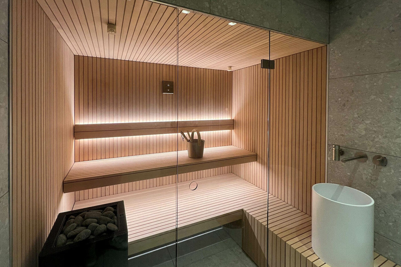 Hemlock Sauna Stäbchenoptik 58 Hemlock Sauna in Stäbchenoptik als Maßanfertigung mit großer Glasfront und nach außen verlängerter Bank. Direkt vom Saunabauer.