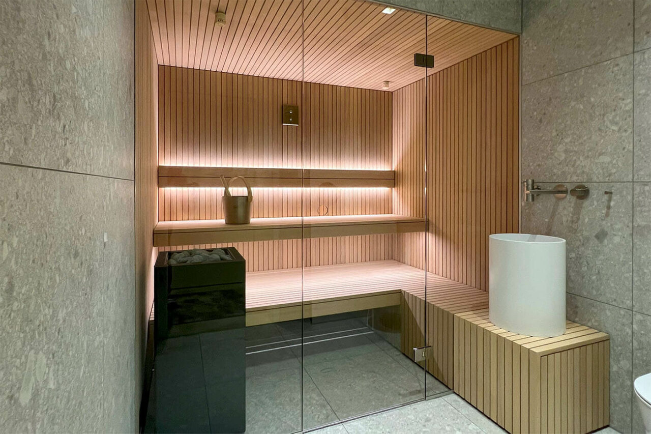 Hemlock Sauna Stäbchenoptik 61 Hemlock Sauna in Stäbchenoptik als Maßanfertigung mit großer Glasfront und nach außen verlängerter Bank. Direkt vom Saunabauer.