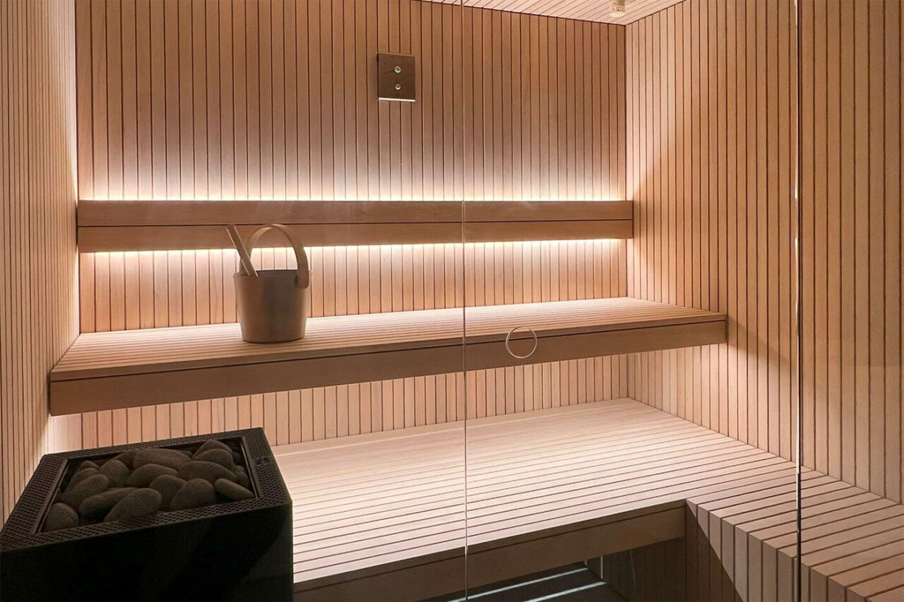 Hemlock Sauna Stäbchenoptik 64 Hemlock Sauna in Stäbchenoptik als Maßanfertigung mit großer Glasfront und nach außen verlängerter Bank. Direkt vom Saunabauer.