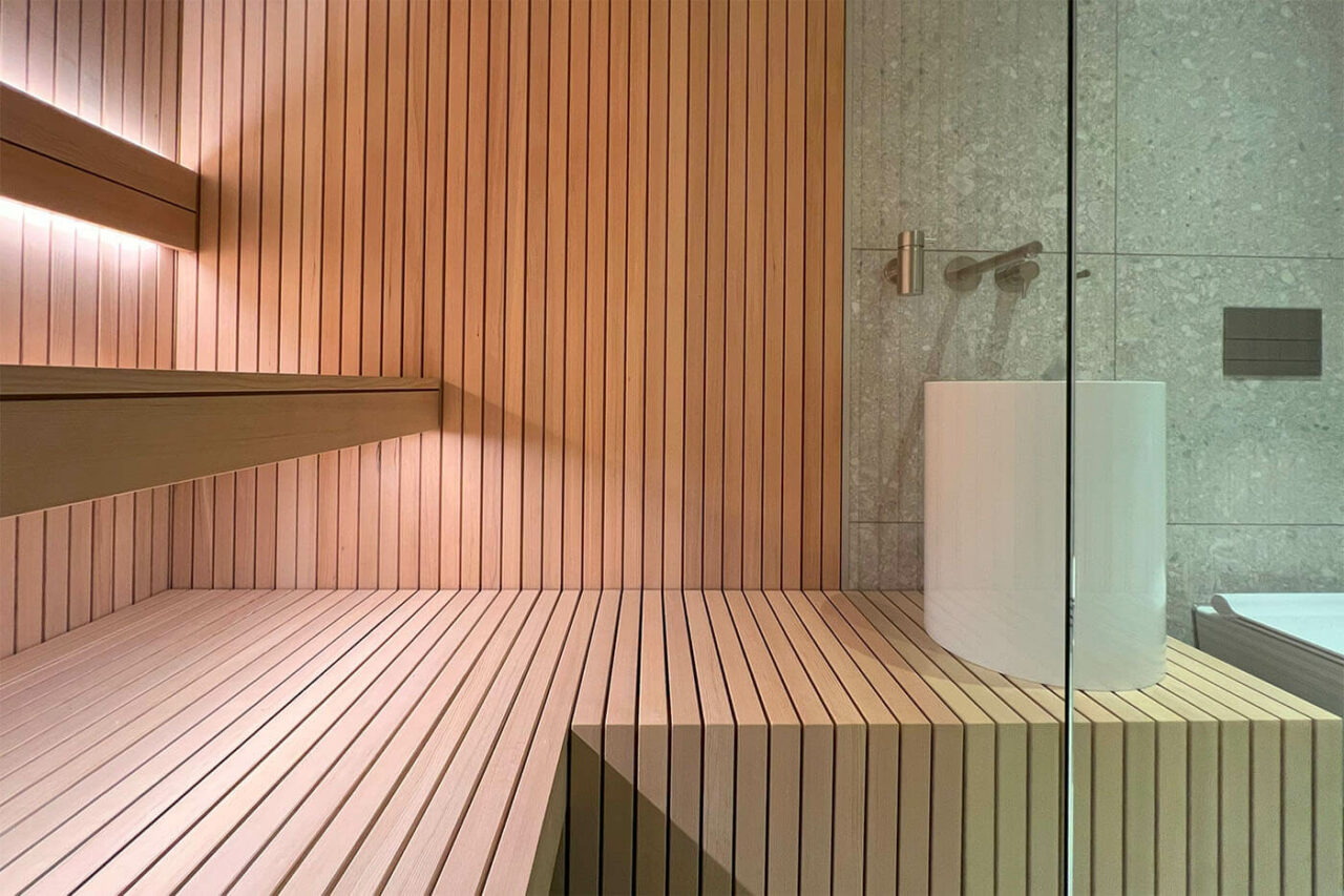 Hemlock Sauna Stäbchenoptik 60 Hemlock Sauna in Stäbchenoptik als Maßanfertigung mit großer Glasfront und nach außen verlängerter Bank. Direkt vom Saunabauer.