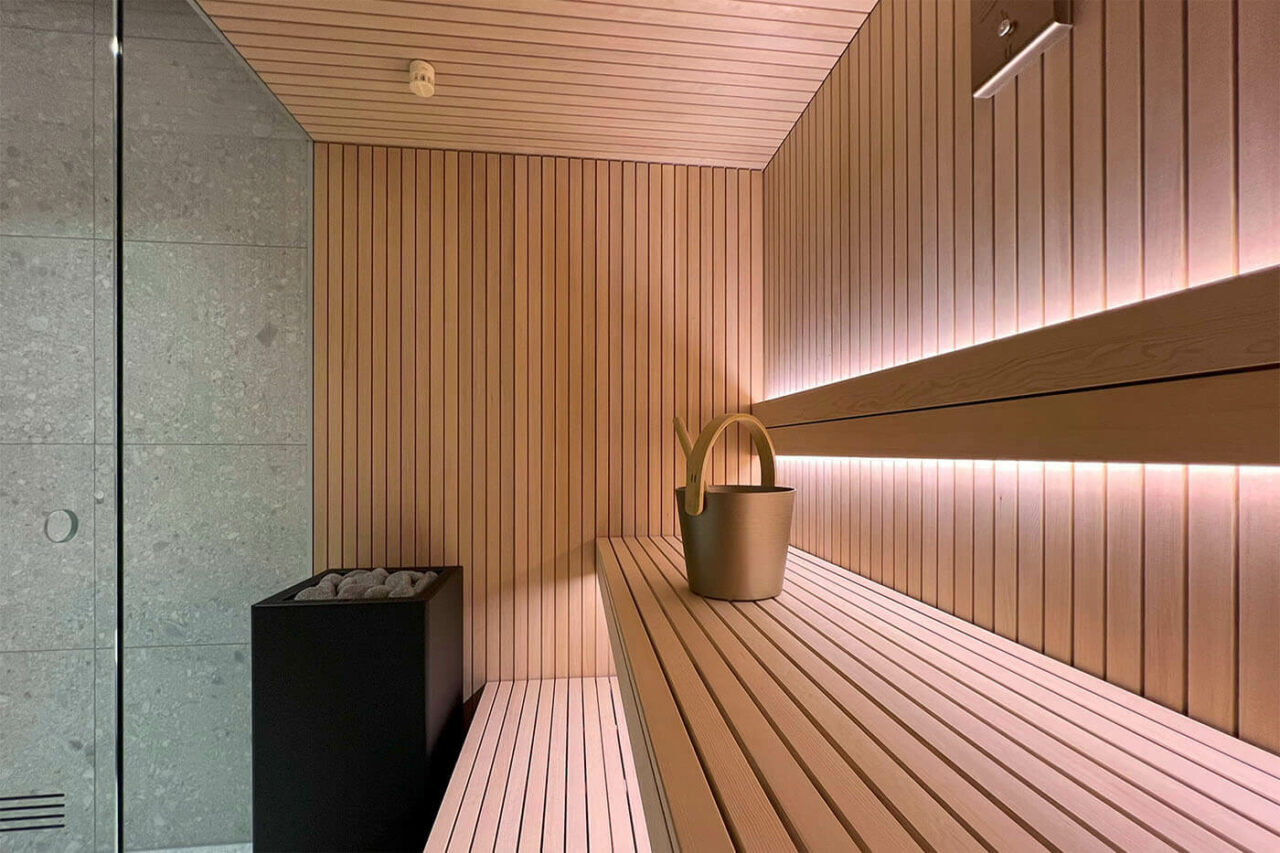 Hemlock Sauna Stäbchenoptik 59 Hemlock Sauna in Stäbchenoptik als Maßanfertigung mit großer Glasfront und nach außen verlängerter Bank. Direkt vom Saunabauer.