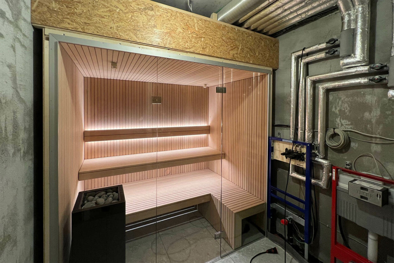 Hemlock Sauna Stäbchenoptik 63 Hemlock Sauna in Stäbchenoptik als Maßanfertigung mit großer Glasfront und nach außen verlängerter Bank. Direkt vom Saunabauer.