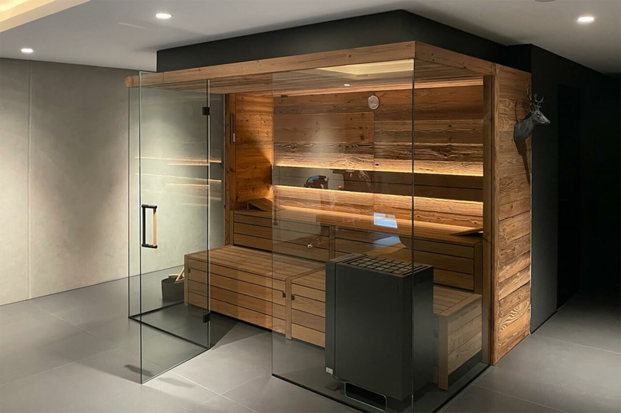 Altholzsauna mit viel Glas 22 Moderne Altholz Sauna. Design Sauna nach Maß, dreiseitig verglast.
