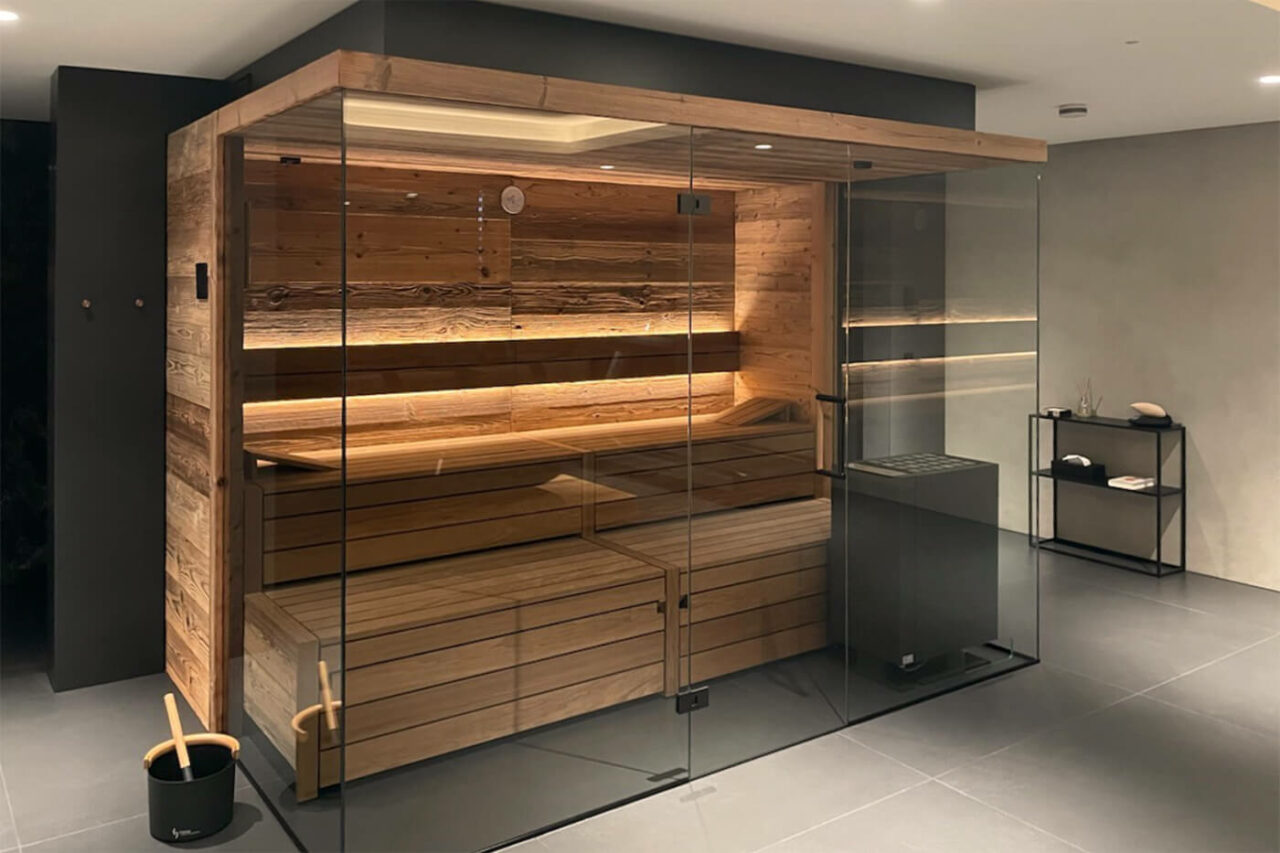 Altholzsauna mit viel Glas 20 Moderne Altholz Sauna. Design Sauna nach Maß, dreiseitig verglast.