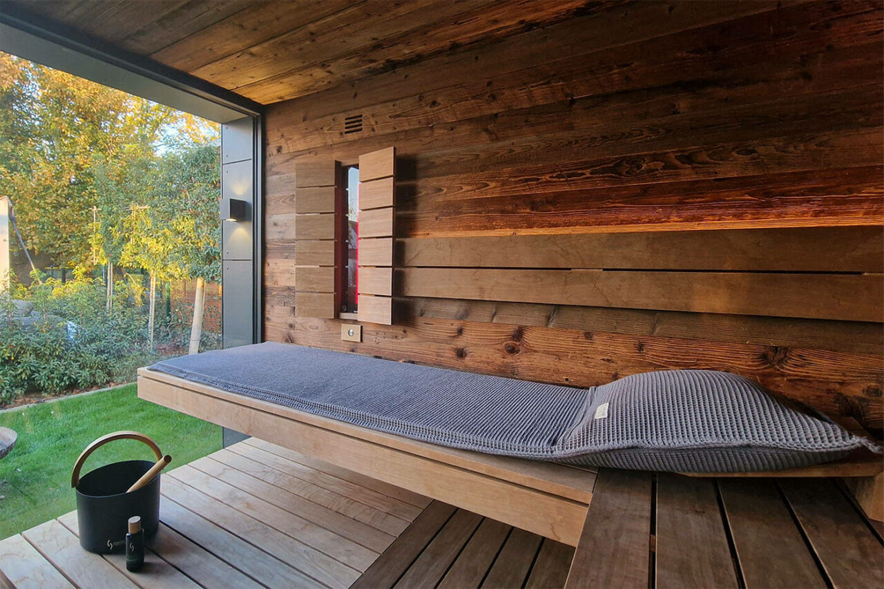 Gartensauna mit Daybed und Dusche 4 aussensauna altholz ruheraum dusche 11 | corso saunamanufaktur